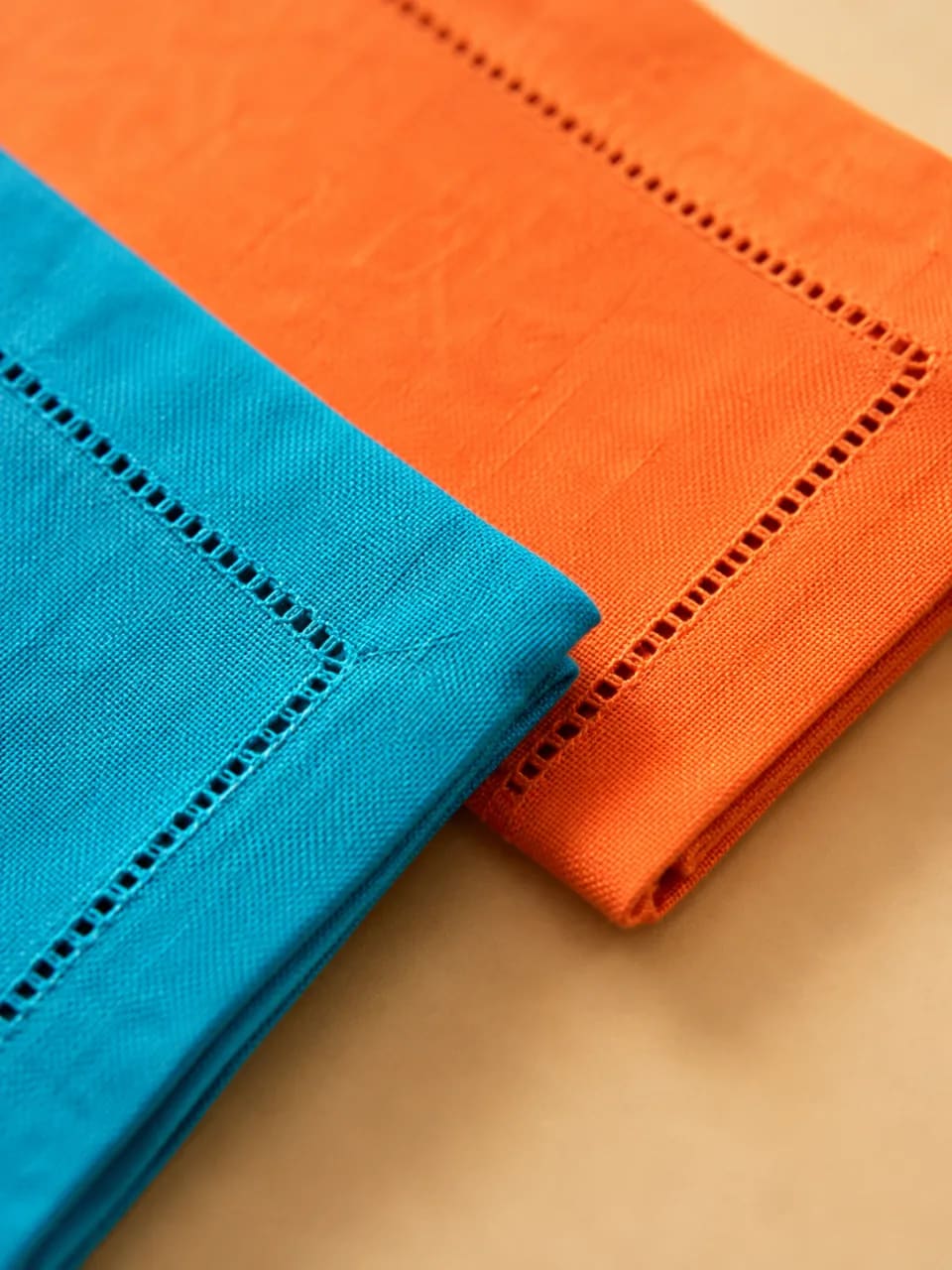 Servilletas lisas con vainica: detalle de la vainica del remate