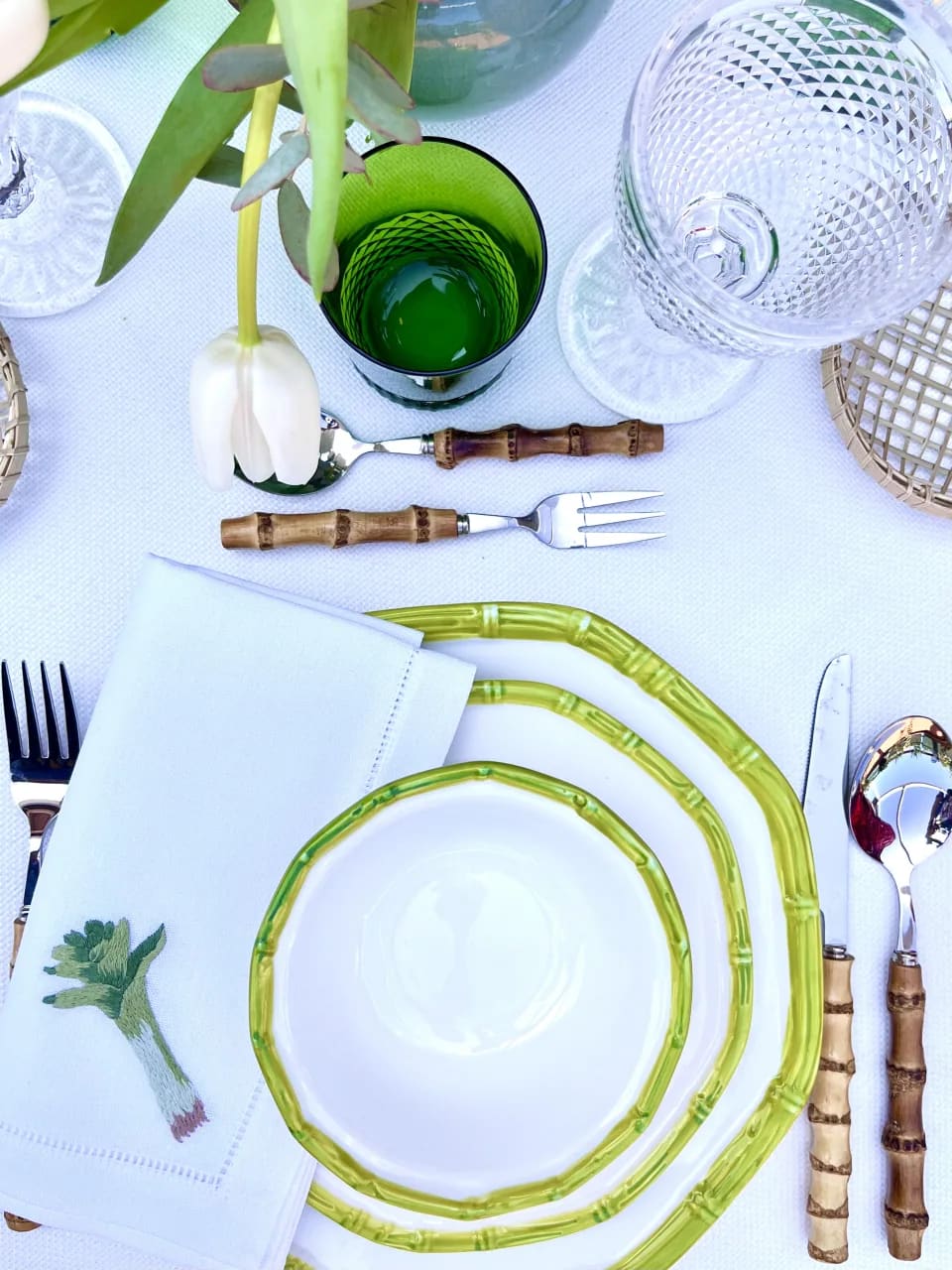 Mesa Malacca del mes: Vajilla de loza Bambú verde, servilletas e individuales Hortalizas y cubertería de bambú natural.