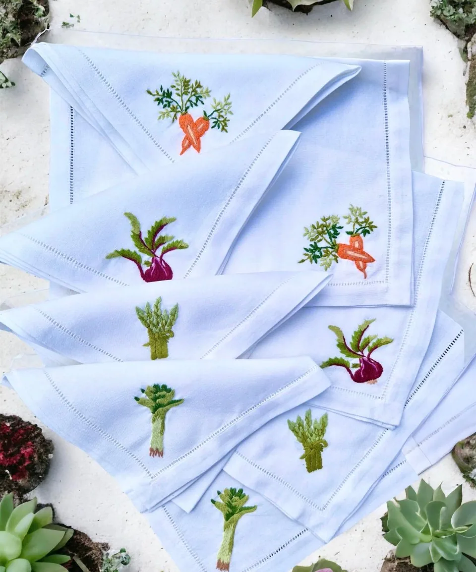 Pack Hortalizas: servilletas de lino blanco con vainica y los cuatro bordados, zanahoria, remolacha, espárrago y puerro