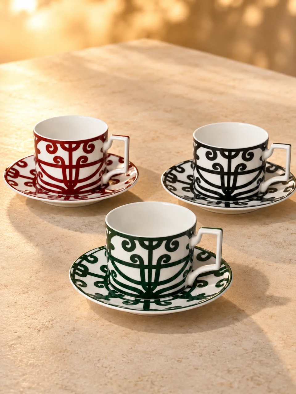 Taza y plato del diseño Rejas en sus tres colores: rojo, verde y negro